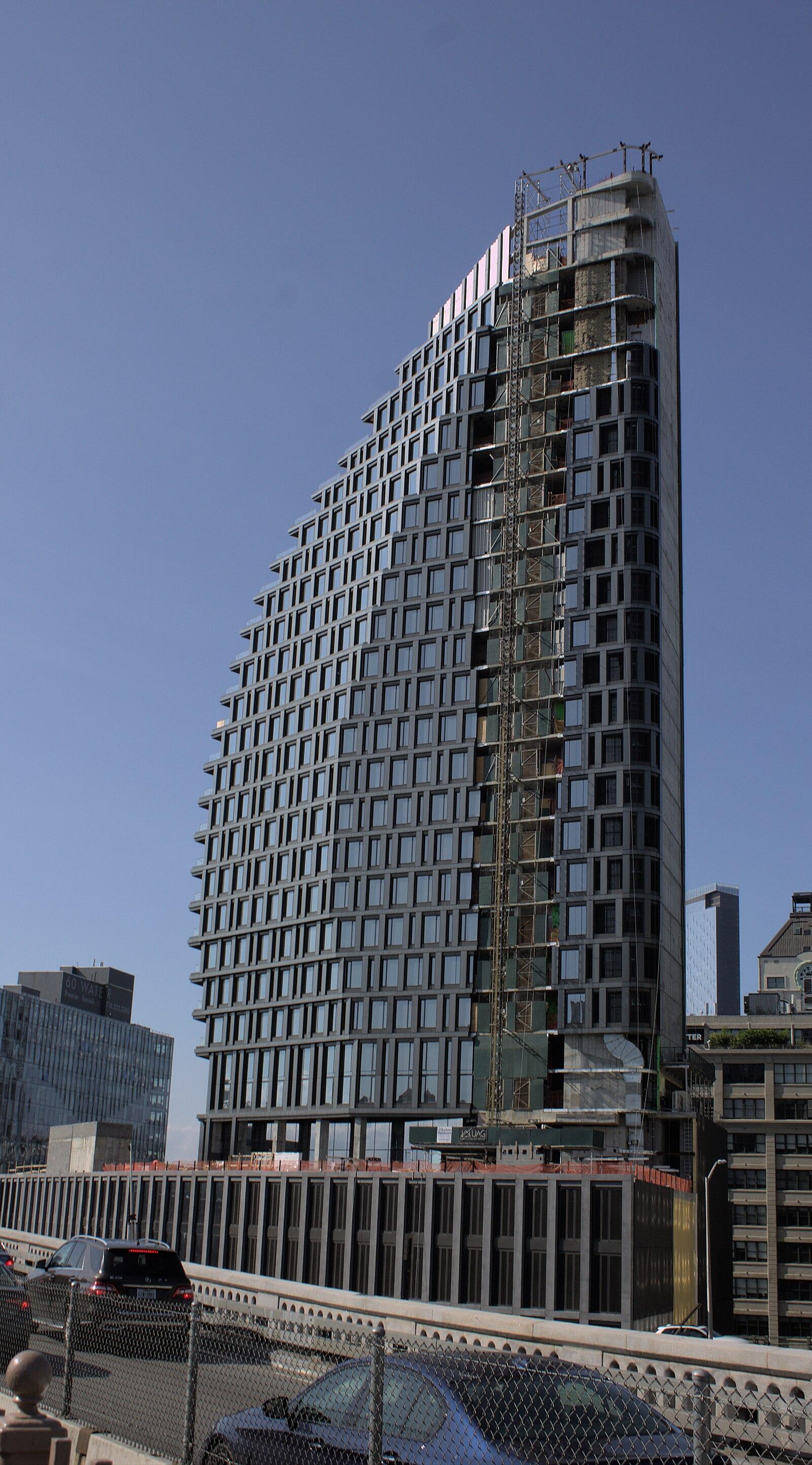 Dumbo, Brooklyn glass building (2022 05 15)