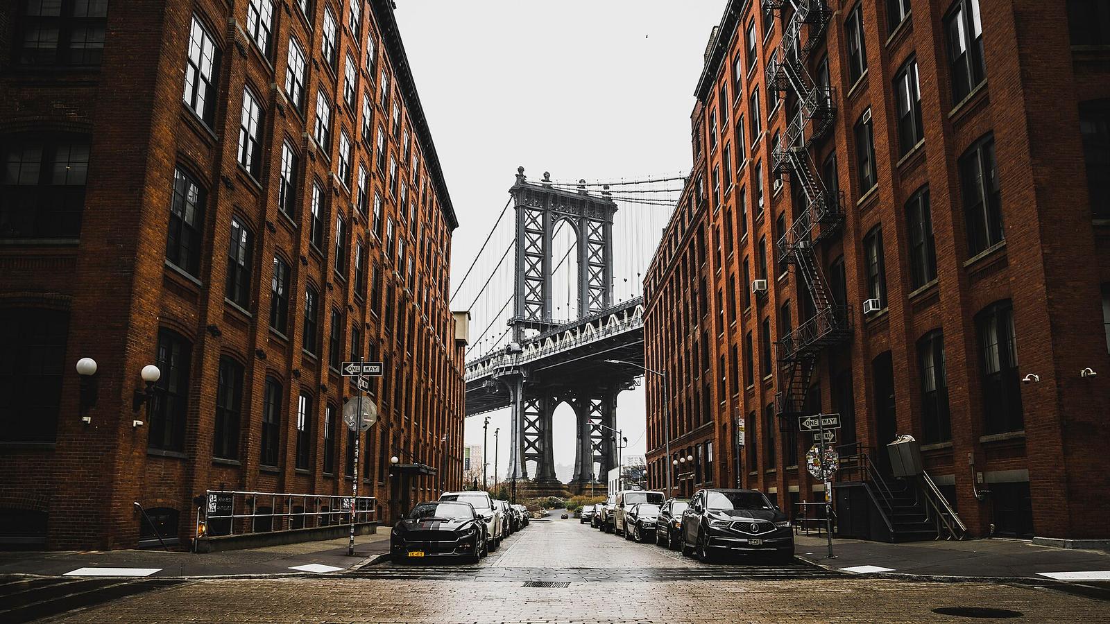 Manhattan through Dumbo (Unsplash)