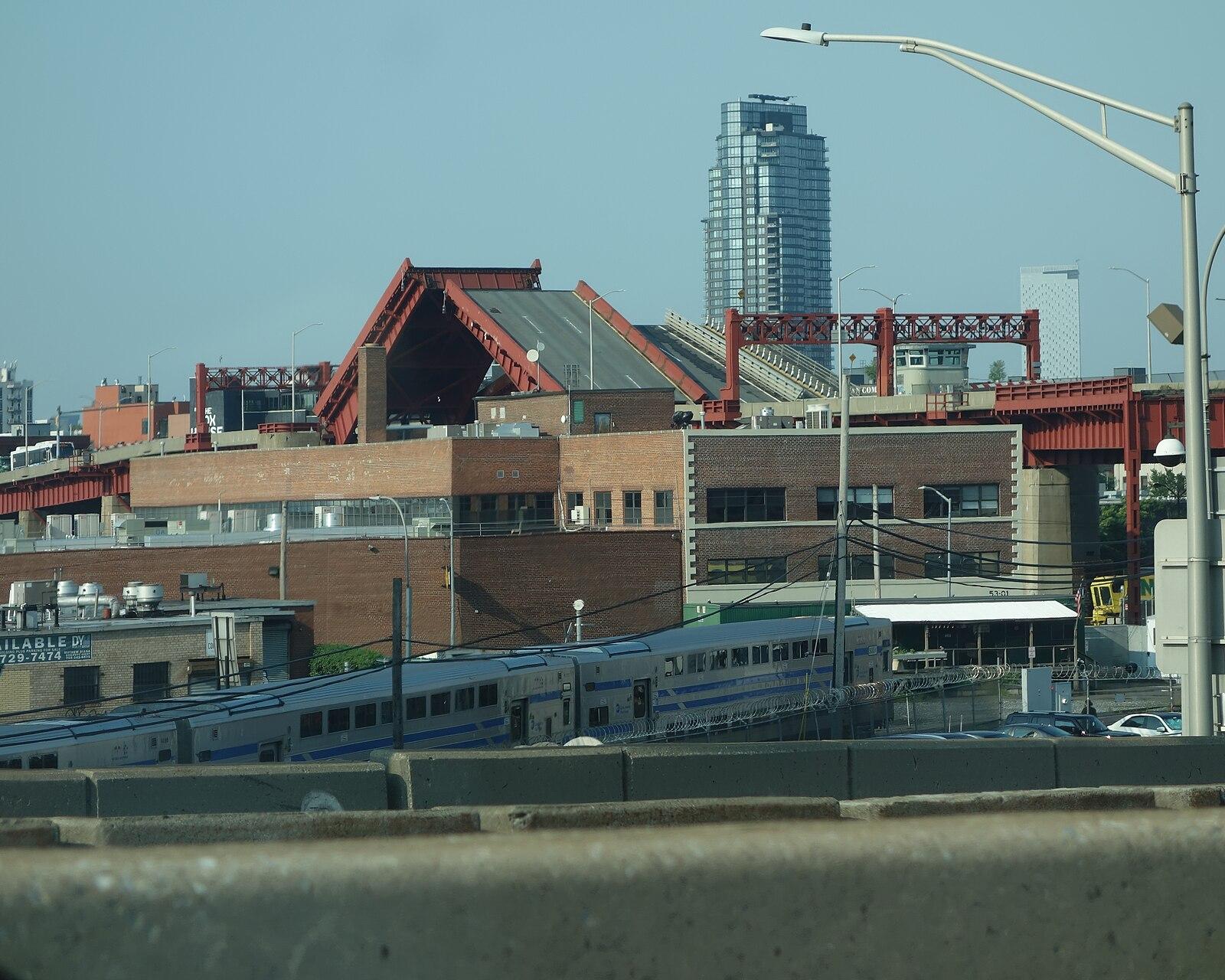 Long Island Expwy td (2021 07 28) 091 Pulaski Bridge