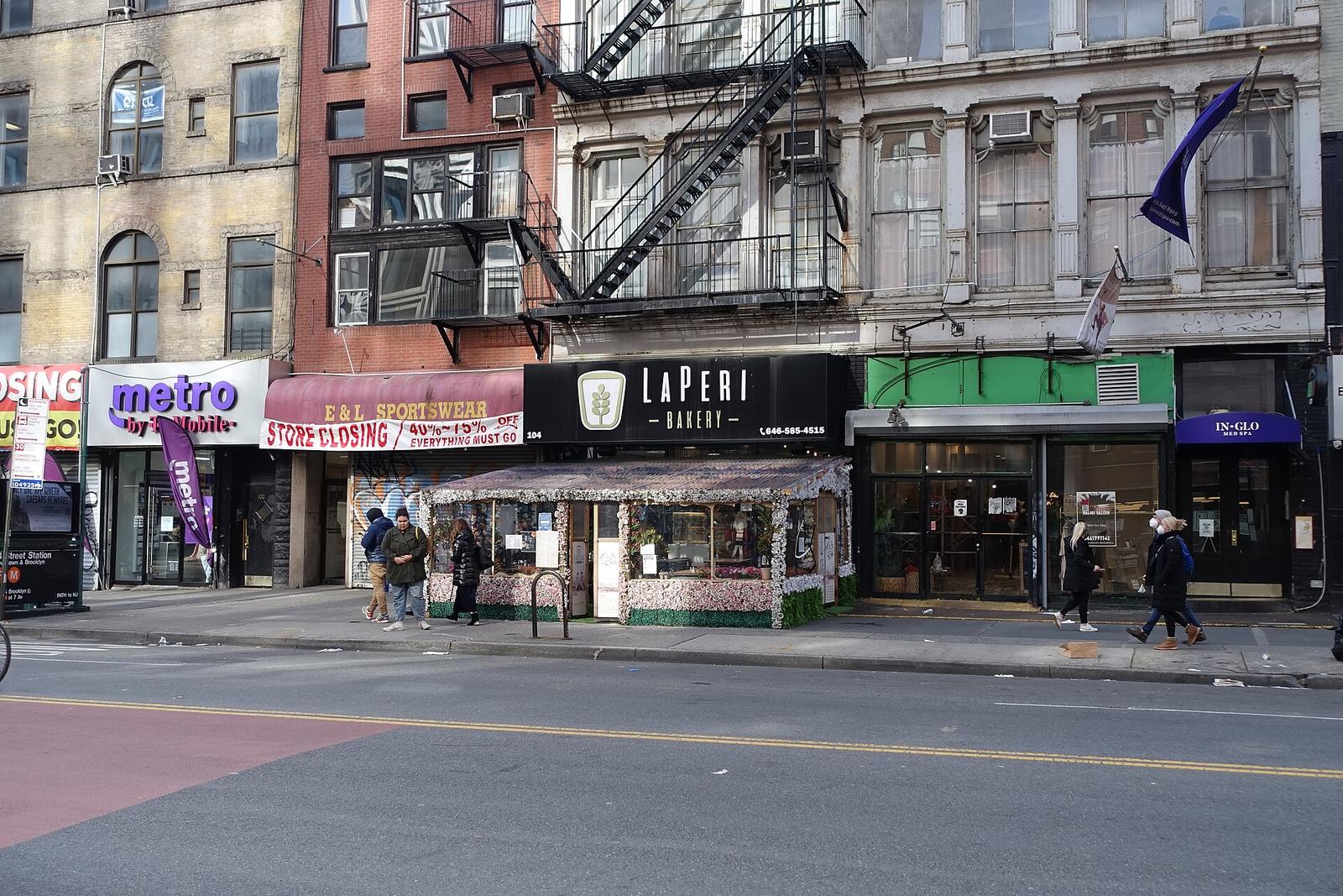 14th St 6th Av td (2022 01 06) 17 La Peri Bakery (104 West 14th Street)